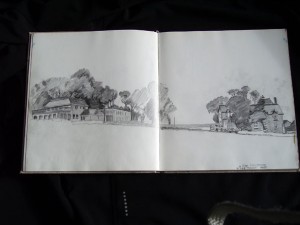 Four Oaks, Parc Eirias, Bae Colwyn (chwith). Sgets gan Harry Gee.